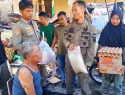 Satpol-PP Bagan Sinembah Salurkan Bantuan Sembako untuk Korban Kebakaran di Gang Aman 