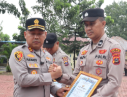 Pimpin Apel Pagi, Kapolres Langkat Beri Penghargaan kepada Personel Berprestasi