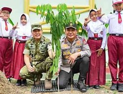 Kapolda Riau dan Pangdam XIX/Tuanku Tambusai Perkuat Sinergi Cegah Karhutla Lewat Penanaman Pohon