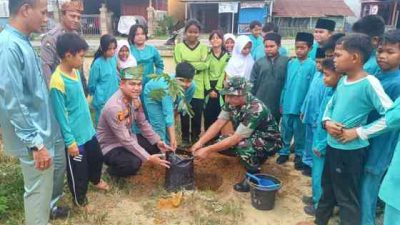 Dukung Gerakan 1 Juta Pohon Kapolda Riau, Polsek Bagan Sinembah Tanam 100 Bibit di Sekolah