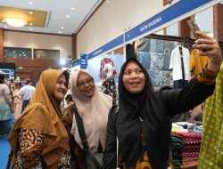 Dari Tapis, Batik Kujur hingga Songket Silungkang, PTBA Pamerkan Wastra Nusantara di INACRAFT 2026*