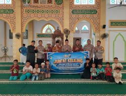 Jumat Berbagi di Masjid Raya Rantau Kopar, Polsek Rantau Kopar Bagikan 75 Kotak Kue ke Jemaah