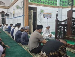 WUJUDKAN KEDEKATAN DENGAN MASYARAKAT, KAPOLSEK BAGAN SINEMBAH IKUT SHOLAT SUBUH BERJAMAAH DI MASJID RAYA AN NUR