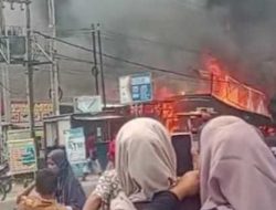 Api Lahap Enam Warung di Bagan Batu, Selang Hydrant RS Awal Bros Ikut Jinakkan Kobaran 